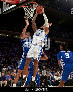 New York, New York, USA. November 2021. Duke Blue Devils Stürmer Theo John (12) schießt in der zweiten Hälfte während des Champions Classic im Madison Square Garden in New York City über den Kentucky Wildcats Stürmer Lance Ware (55). Duke besiegte Kentucky 79-71. Duncan Williams/CSM/Alamy Live News Stockfoto