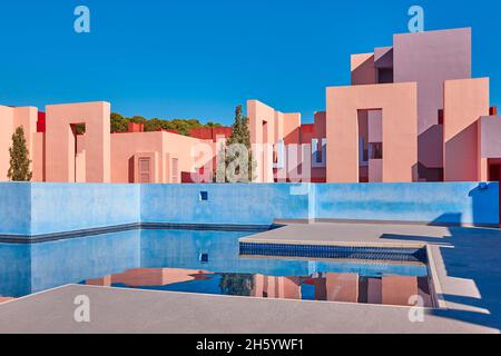 Geometrisch gefärbtes Gebäude mit Pool. Red Wall, Calpe, Spanien Stockfoto