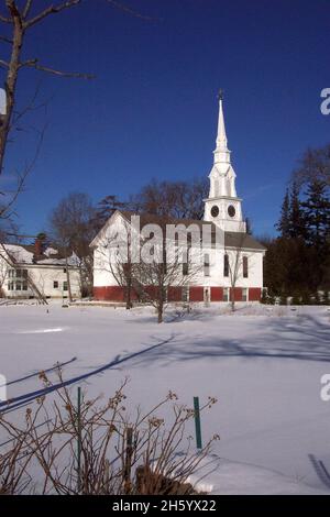 Trinitarian Congregational Parish of Castine, eine wunderschöne New England Church... Beachten Sie die fischförmige Wetterfahne auf dem Kirchturm ca. 2005 Stockfoto