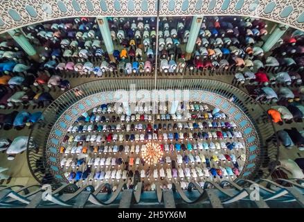 Dhaka, Bangladesch. November 2021. Der muslimische Jummah-Gebetsdienst am Freitag ist in der Baitul-Mukarram-Nationalmoschee in Dhaka, Bangladesch, zur Normalität zurückgekehrt. Etwa 10,000-15,000 Menschen besuchten die Moschee für ihre wöchentlichen Gebete.einige der Gläubigen trugen Masken, aber abgesehen davon schien der Gottesdienst zurück zu einer pandemischen Routine zu sein. (Bild: © Mustasinur Rahman Alvi/ZUMA Press Wire) Bild: ZUMA Press, Inc./Alamy Live News Stockfoto