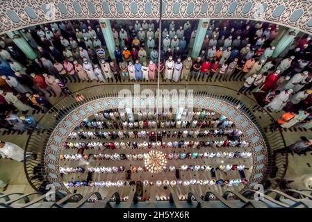 Dhaka, Bangladesch. November 2021. Der muslimische Jummah-Gebetsdienst am Freitag ist in der Baitul-Mukarram-Nationalmoschee in Dhaka, Bangladesch, zur Normalität zurückgekehrt. Etwa 10,000-15,000 Menschen besuchten die Moschee für ihre wöchentlichen Gebete.einige der Gläubigen trugen Masken, aber abgesehen davon schien der Gottesdienst zurück zu einer pandemischen Routine zu sein. (Bild: © Mustasinur Rahman Alvi/ZUMA Press Wire) Bild: ZUMA Press, Inc./Alamy Live News Stockfoto