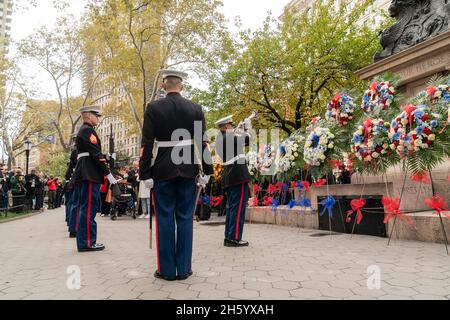 New York, USA. November 2021. Atmosphäre während der Kranzverlegezeremonie am Veterans Day im Madison Square Park in New York am 11. November 2021. Im Jahr 2020 wurden die Zeremonie und die schwimmende Parade wegen der COVID-19-Pandemie abgesagt. Die größte Feier der Veteranen in der größten Stadt Amerikas wurde am Veteranentag erneut persönlich abgehalten. (Foto von Lev Radin/Sipa USA) Quelle: SIPA USA/Alamy Live News Stockfoto