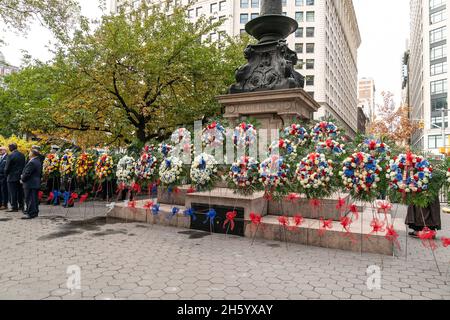 New York, USA. November 2021. Atmosphäre während der Kranzverlegezeremonie am Veterans Day im Madison Square Park in New York am 11. November 2021. Im Jahr 2020 wurden die Zeremonie und die schwimmende Parade wegen der COVID-19-Pandemie abgesagt. Die größte Feier der Veteranen in der größten Stadt Amerikas wurde am Veteranentag erneut persönlich abgehalten. (Foto von Lev Radin/Sipa USA) Quelle: SIPA USA/Alamy Live News Stockfoto