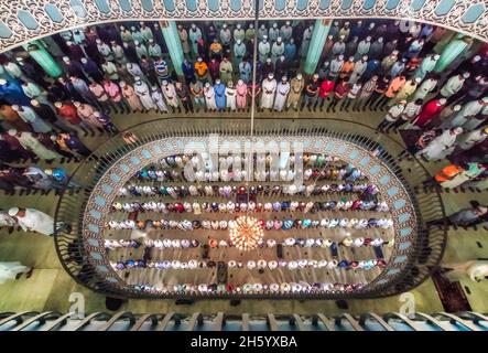 Dhaka, Bangladesch. November 2021. Der muslimische Jummah-Gebetsdienst am Freitag ist in der Baitul-Mukarram-Nationalmoschee in Dhaka, Bangladesch, zur Normalität zurückgekehrt. Etwa 10,000-15,000 Menschen besuchten die Moschee für ihre wöchentlichen Gebete.einige der Gläubigen trugen Masken, aber abgesehen davon schien der Gottesdienst zurück zu einer pandemischen Routine zu sein. (Bild: © Mustasinur Rahman Alvi/ZUMA Press Wire) Bild: ZUMA Press, Inc./Alamy Live News Stockfoto