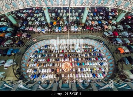 Dhaka, Bangladesch. November 2021. Der muslimische Jummah-Gebetsdienst am Freitag ist in der Baitul-Mukarram-Nationalmoschee in Dhaka, Bangladesch, zur Normalität zurückgekehrt. Etwa 10,000-15,000 Menschen besuchten die Moschee für ihre wöchentlichen Gebete.einige der Gläubigen trugen Masken, aber abgesehen davon schien der Gottesdienst zurück zu einer pandemischen Routine zu sein. (Bild: © Mustasinur Rahman Alvi/ZUMA Press Wire) Bild: ZUMA Press, Inc./Alamy Live News Stockfoto