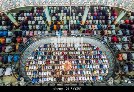 Dhaka, Bangladesch. November 2021. Der muslimische Jummah-Gebetsdienst am Freitag ist in der Baitul-Mukarram-Nationalmoschee in Dhaka, Bangladesch, zur Normalität zurückgekehrt. Etwa 10,000-15,000 Menschen besuchten die Moschee für ihre wöchentlichen Gebete.einige der Gläubigen trugen Masken, aber abgesehen davon schien der Gottesdienst zurück zu einer pandemischen Routine zu sein. (Bild: © Mustasinur Rahman Alvi/ZUMA Press Wire) Bild: ZUMA Press, Inc./Alamy Live News Stockfoto