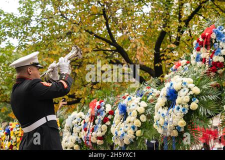 New York, USA. November 2021. Atmosphäre während der Kranzverlegezeremonie am Veterans Day im Madison Square Park in New York am 11. November 2021. Im Jahr 2020 wurden die Zeremonie und die schwimmende Parade wegen der COVID-19-Pandemie abgesagt. Die größte Feier der Veteranen in der größten Stadt Amerikas wurde am Veteranentag erneut persönlich abgehalten. (Foto von Lev Radin/Sipa USA) Quelle: SIPA USA/Alamy Live News Stockfoto