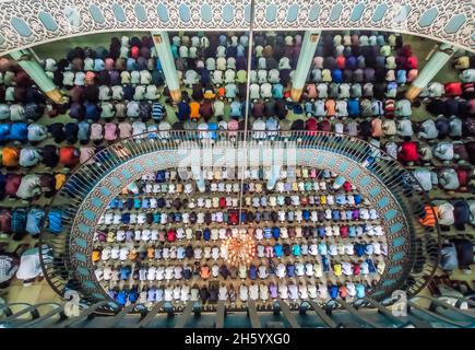 Dhaka, Bangladesch. November 2021. Der muslimische Jummah-Gebetsdienst am Freitag ist in der Baitul-Mukarram-Nationalmoschee in Dhaka, Bangladesch, zur Normalität zurückgekehrt. Etwa 10,000-15,000 Menschen besuchten die Moschee für ihre wöchentlichen Gebete.einige der Gläubigen trugen Masken, aber abgesehen davon schien der Gottesdienst zurück zu einer pandemischen Routine zu sein. (Bild: © Mustasinur Rahman Alvi/ZUMA Press Wire) Bild: ZUMA Press, Inc./Alamy Live News Stockfoto