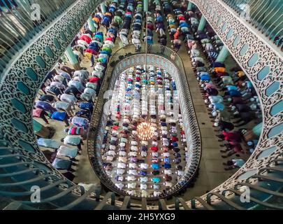 Dhaka, Bangladesch. November 2021. Der muslimische Jummah-Gebetsdienst am Freitag ist in der Baitul-Mukarram-Nationalmoschee in Dhaka, Bangladesch, zur Normalität zurückgekehrt. Etwa 10,000-15,000 Menschen besuchten die Moschee für ihre wöchentlichen Gebete.einige der Gläubigen trugen Masken, aber abgesehen davon schien der Gottesdienst zurück zu einer pandemischen Routine zu sein. (Bild: © Mustasinur Rahman Alvi/ZUMA Press Wire) Bild: ZUMA Press, Inc./Alamy Live News Stockfoto