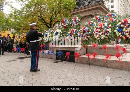 New York, NY - 11. November 2021: Atmosphäre während der Wreath Laying Ceremony am Veterans Day im Madison Square Park Stockfoto