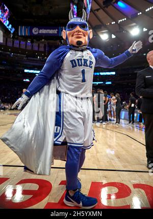 New York, New York, USA. November 2021. Maskottchen der Duke Blue Devils während des Champions Classic im Madison Square Garden in New York City. Duke besiegte Kentucky 79-71. Duncan Williams/CSM/Alamy Live News Stockfoto