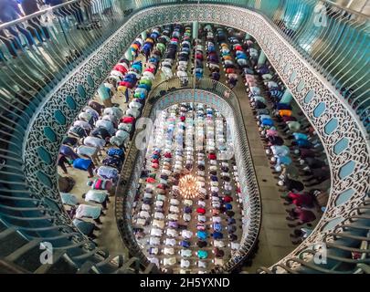 Dhaka, Bangladesch. November 2021. Der muslimische Jummah-Gebetsdienst am Freitag ist in der Baitul-Mukarram-Nationalmoschee in Dhaka, Bangladesch, zur Normalität zurückgekehrt. Etwa 10,000-15,000 Menschen besuchten die Moschee für ihre wöchentlichen Gebete.einige der Gläubigen trugen Masken, aber abgesehen davon schien der Gottesdienst zurück zu einer pandemischen Routine zu sein. (Bild: © Mustasinur Rahman Alvi/ZUMA Press Wire) Bild: ZUMA Press, Inc./Alamy Live News Stockfoto