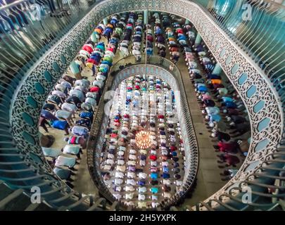 Dhaka, Bangladesch. November 2021. Der muslimische Jummah-Gebetsdienst am Freitag ist in der Baitul-Mukarram-Nationalmoschee in Dhaka, Bangladesch, zur Normalität zurückgekehrt. Etwa 10,000-15,000 Menschen besuchten die Moschee für ihre wöchentlichen Gebete.einige der Gläubigen trugen Masken, aber abgesehen davon schien der Gottesdienst zurück zu einer pandemischen Routine zu sein. (Bild: © Mustasinur Rahman Alvi/ZUMA Press Wire) Bild: ZUMA Press, Inc./Alamy Live News Stockfoto