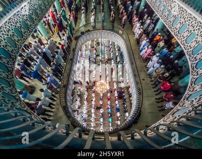 Dhaka, Bangladesch. November 2021. Der muslimische Jummah-Gebetsdienst am Freitag ist in der Baitul-Mukarram-Nationalmoschee in Dhaka, Bangladesch, zur Normalität zurückgekehrt. Etwa 10,000-15,000 Menschen besuchten die Moschee für ihre wöchentlichen Gebete.einige der Gläubigen trugen Masken, aber abgesehen davon schien der Gottesdienst zurück zu einer pandemischen Routine zu sein. (Bild: © Mustasinur Rahman Alvi/ZUMA Press Wire) Bild: ZUMA Press, Inc./Alamy Live News Stockfoto