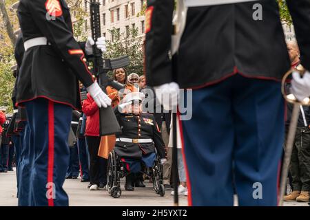 New York, NY - 11. November 2021: Atmosphäre während der Wreath Laying Ceremony am Veterans Day im Madison Square Park Stockfoto