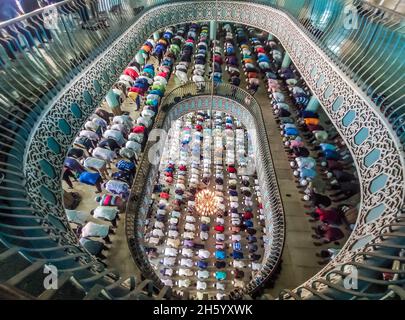 Dhaka, Bangladesch. November 2021. Der muslimische Jummah-Gebetsdienst am Freitag ist in der Baitul-Mukarram-Nationalmoschee in Dhaka, Bangladesch, zur Normalität zurückgekehrt. Etwa 10,000-15,000 Menschen besuchten die Moschee für ihre wöchentlichen Gebete.einige der Gläubigen trugen Masken, aber abgesehen davon schien der Gottesdienst zurück zu einer pandemischen Routine zu sein. (Bild: © Mustasinur Rahman Alvi/ZUMA Press Wire) Bild: ZUMA Press, Inc./Alamy Live News Stockfoto