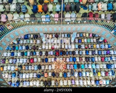 Dhaka, Bangladesch. November 2021. Der muslimische Jummah-Gebetsdienst am Freitag ist in der Baitul-Mukarram-Nationalmoschee in Dhaka, Bangladesch, zur Normalität zurückgekehrt. Etwa 10,000-15,000 Menschen besuchten die Moschee für ihre wöchentlichen Gebete.einige der Gläubigen trugen Masken, aber abgesehen davon schien der Gottesdienst zurück zu einer pandemischen Routine zu sein. (Bild: © Mustasinur Rahman Alvi/ZUMA Press Wire) Bild: ZUMA Press, Inc./Alamy Live News Stockfoto