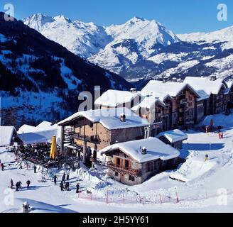 FRANKREICH, DAS SKIGEBIET SAINTE FOY TARENTAISE MIT TRADITIONELLEN CHALETS Stockfoto