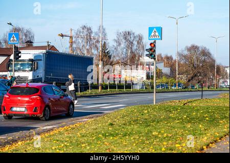 Riga, Lettland, 29. Oktober 2021: Autos hielten an einer Fußgängerüberführung an, damit eine Person die Straße überqueren konnte, Verkehrsregeln-Konzept Stockfoto