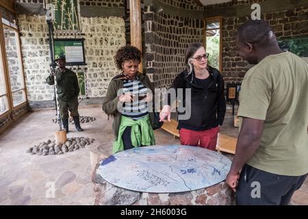 September 2017. Das Besucherzentrum im Mgahinga Gorilla National Park. Mgahinga Gorilla National Park, Uganda Stockfoto