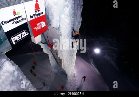 FRANKREICH, SAVOY ( 73 ), CHAMPAGNY EN VANOISE, KUNSTEISKLETTERN Stockfoto