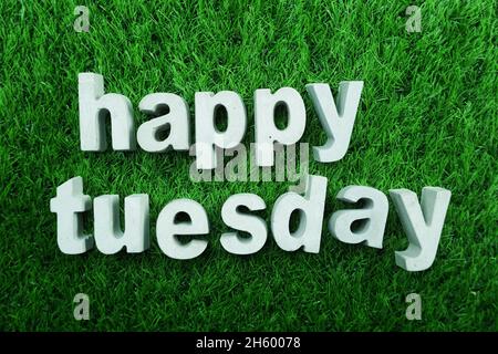 Happy Tuesday aus einem konkreten Alphabet Stockfoto