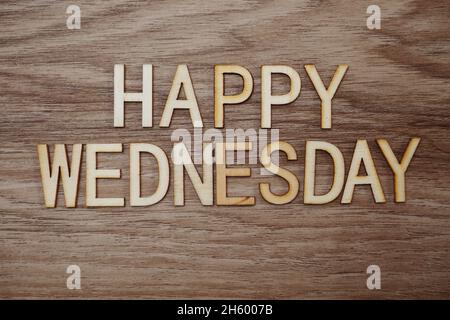 Happy Wednesday SMS auf Holzhintergrund Stockfoto