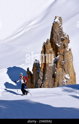 FRANKREICH, HAUTES ALPES ( 05 ), SKIGEBIET BRUNISSARD, TOURENSKI AM PASS VON IZOARD Stockfoto