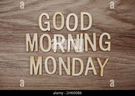 Guten Morgen Montag Textnachricht auf Holzhintergrund Stockfoto