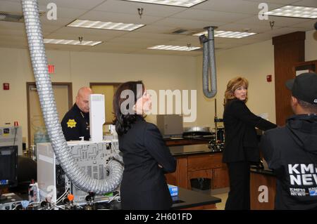 Generalanwältin Kamala Harris besichtigt DNA-Kriminallabor in Fresno, Kalifornien. 25. Februar 2011 Stockfoto