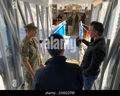 Gouverneur Gavin Newsom, Bürgermeister Eric Garcetti und Konteradmiral John Gimbleton besichtigen das Schiff des USNS Mercy Krankenhauses im Hafen von Los Angeles. Das Schiff wird ein zusätzliches Krankenhaus im Raum Los Angeles mit bis zu 1,000 Betten. Ca. 27. März 2020 Stockfoto