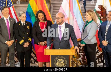 San Francisco Supervisor Rafael Mandelman spricht auf der San Francisco Pride 2020 Auftakt Pressekonferenz im San Francisco City Hall. Ca. 18. Februar 2020 Stockfoto