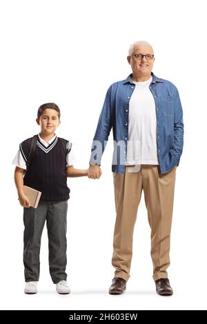 In voller Länge Porträt eines Vaters und eines Sohnes in einer Schuluniform mit Händen isoliert auf weißem Hintergrund Stockfoto