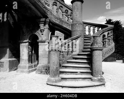 Schwarz-Weiß-Fotografie von Treppen, die zum Belfast Castle, Nordirland, führen Stockfoto