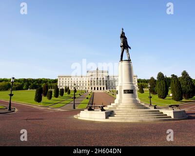 Außenansicht des parlamentsgebäudes im Stormont Estate mit Edward carson-Statue im Vordergrund, Belfast, Nordirland Stockfoto