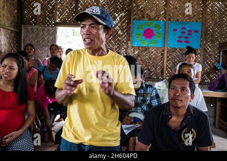 Juli 2017. Community-Treffen zur Besprechung von Unternehmenungsprojekten. Aborlan, Barangay Sagpangan, Palawan, Philippinen. Stockfoto