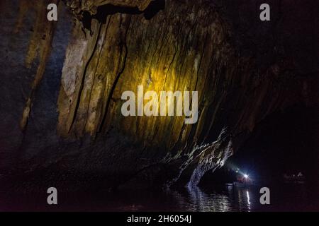 Juli 2017. Der Ökotourismus am unterirdischen Fluss, eine Küstenhöhle mit kilometerlangen schiffbaren Gewässern, die als eines der sieben Naturwunder der Welt anerkannt ist, bietet eine wirtschaftliche Alternative zu den traditionellen Waldbestuhlungen. Sabong Beach, Puerto Princesa, Palawan, Philippinen. Stockfoto