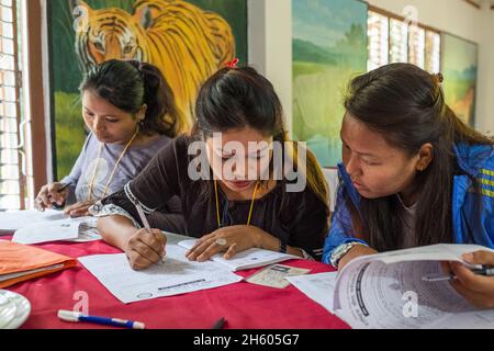 November 2017. Hospitality Tranining in den Büros der Bagmara Buffer Zone User Group. Sauraha, Distrikt Chitwan, Nepal. Stockfoto