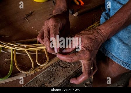 Juli 2017. Besitzer, Idevlino Dagot, stellt Rattan-Möbel bei Dagot Rattan Crafts and Furniture her. Puerto Princesa, Palawan, Philippinen. Stockfoto