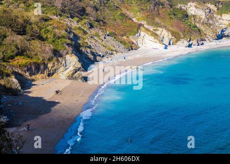 Herbstlicher Blick über die St. Mary's Bay in Brixham, Süd-Devon, vom South West Coast Path aus. Stockfoto