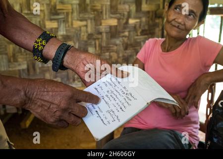 Juli 2017. Eliseo Rodrigo, Präsident von SATIKCA, spricht über ihren Certificate of Ancestral Domain Claim (CADC). Sugodi, Barangay Cabayugan, Palawan, Philippinen. Stockfoto