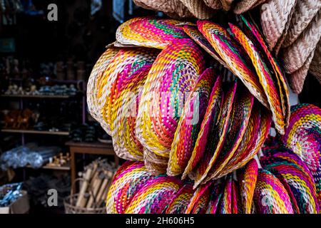 Juli 2017. Bunte lokale Rattanprodukte. Puerto Princesa, Palawan, Philippinen. Stockfoto