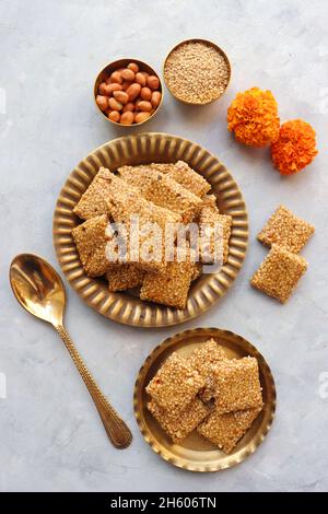 Indian Makar sankranti Festival Essen oder Süßigkeiten. Tilgul in einer kleinen Messingplatte. Tilgul wird aus Sesamsamen, Erdnüssen, Ghee und Jaggery hergestellt. Til gul Stockfoto