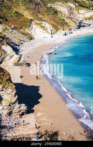 Herbstlicher Blick über die St. Mary's Bay in Brixham, Süd-Devon, vom South West Coast Path aus. Stockfoto