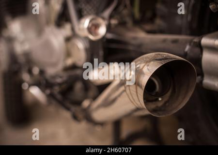 Nahaufnahme eines Motorrad-Auspuffrohrs. Stockfoto