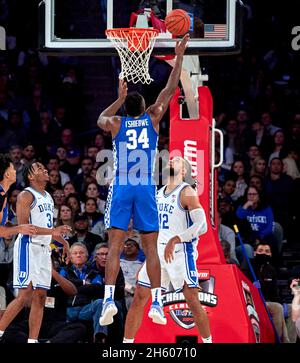 New York, New York, USA. November 2021. Kentucky Wildcats Stürmer Oscar Tshiebwe (34) schießt in der zweiten Hälfte während des Champions Classic im Madison Square Garden in New York City über den Stürmer der Duke Blue Devils Theo John (12). Duke besiegte Kentucky 79-71. Duncan Williams/CSM/Alamy Live News Stockfoto