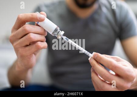 Patienten, die Insulin Schuß durch einheitliche Verwendung von der Spritze Stockfoto