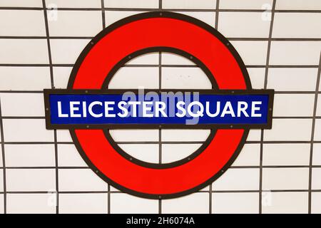 London, Großbritannien - 8. Juni 2017: Leicester Square London U-Bahn-Schild. Dieses ikonische Logo mit dem Namen „The Roundel“ ist ein Symbol für den Transport in London Stockfoto