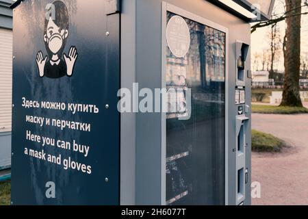 Saint-Petersburg, Russland - 09. November 2021: Verkaufsautomat für den Verkauf von medizinischen Produkten mit der Aufschrift in Russisch und Englisch "Hier können Sie c Stockfoto