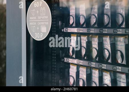 Sankt-Petersburg, Russland - 09. November 2021: Vitrine eines Automaten mit Reihen von chirurgischen Masken und eine Angabe des Preises in Rubel Stockfoto